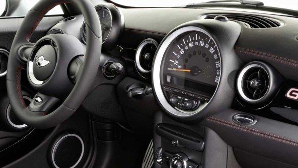 Ергономичното "безобразие" (всъщност няма проблеми с възприемането на информацията от километража) е провокирано от сър Алек Исигонис, който реши да постави скоростомера в центъра на панела през далечната 1959 година. Оттогава Mini е актуализиран около милион пъти, сменя четири собственика и дузина места за сглобяване, но остава верен на традициите до 2013 г. и модела с индекс R56 (на снимката). В сегашното поколение на &bdquo;чинията&rdquo; е монтиран мултимедиен комплекс.