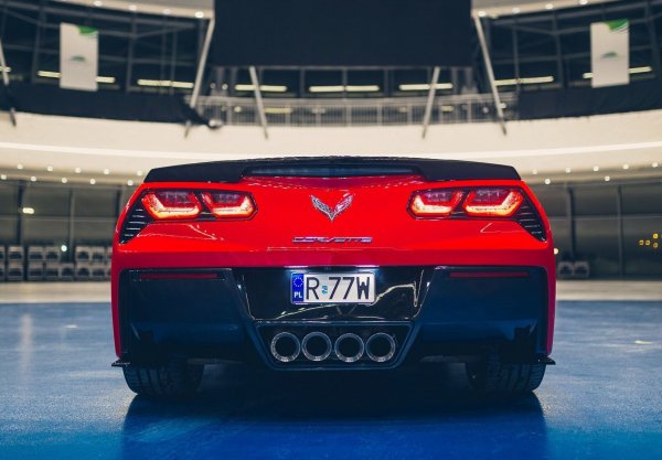 В края на колекцията е време да преминем от размер към концентрация. И започваме със спортния автомобил Chevrolet Corvette C7 - вече отишлото си поколение. Четири изпускателни тръби (и особено на спортен автомобил) не са изненада днес, но разположението им в случая напомня на вълка от "Ну, погоди" и опита му да изпуши няколко цигари едновременно. За щастие, в актуалния С8, нещата са по-балансирани и "цевите" са разпределени в двата края на задницата.