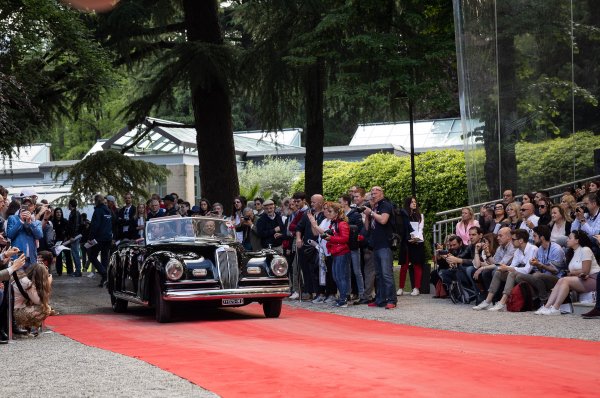 Тази Astura от 1938 година, с ръчно изработена от Пининфарина каросерия, спечели наградата на италианското поделение на BMW. Задвижва се от трилитров осемцилиндров мотор. 