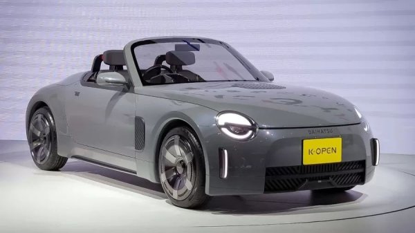 Daihatsu обяви края на производството на модела Copen за 2026 г., но вече скоро представи неговия наследник, концепцията K-Open. Новият роудстър запазва компактните пропорции на оригинала, но вече е със задно задвижване, обещавайки много по-ангажиращо изживяване при шофиране. Дизайнът напомня за първия Copen.
