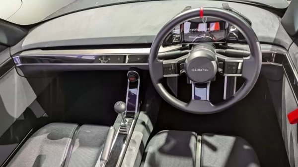 Интериорът е минималистичен - без мултимедия, само извит дигитален инструментален панел и няколко сензорни бутона. Почти всичко е тапицирано с алкантара, ръчната спирачка е механична, а дръжките са заменени с платнени ленти. Все още няма точни подробности какво се крие под капака.

Шефът на Toyota, Коджи Сато, бе много впечатлен и отбеляза, че създаването на конфигурация със задно задвижване в толкова малък автомобил е инженерно постижение, а Акио Тойода лично ще тества новия модел. Очаква се серийна версия в близките години.
