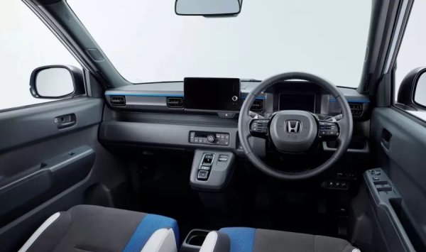 Интериорът разполага със спортни седалки, цифрово арматурно табло и голям централен дисплей. Системата Active Sound Control и имитацията на седемстепенна скоростна кутия, заедно с амбиентно осветление и виртуални мигачи, трябва да усилят впечатлението от шофирането. Производствената версия ще се появи през 2026 г.
