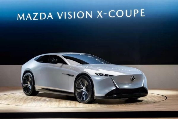 Mazda представи концептуалния Vision-X Coupe - стилно четириврато купе, проектирано за 2035 година. Концепцията е по-голяма от Mazda6 и дори от Mercedes-Benz CLS: дълга 5,05 м, широка 1,995 м и с междуосие от 3,08 м.

Дизайнът е базиран на езика Kodo с модерна интерпретация: затворена решетка със "зъби", тесни фарове, гладък корпус без традиционни дръжки и огледала, дълъг покрив и характерни задни светлини.
