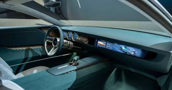 Интериорът е минималистичен и високотехнологичен: дигитално арматурно табло с ретро графика, дисплей на волана, голяма централна конзола, две отделни задни седалки и двуцветна облицовка.

Задвижващият агрегат е plug-in хибрид с турбинен роторен (!) двигател и електромотор, осигуряващи общо 503 к.с. Пробегът на ток е 160 км, а комбинираният - до 800 км. Mazda е внедрила и технология за улавяне на CO2 и използването на биогориво от микроводорасли, което позволява на концепцията да пречиства въздуха по време на движение.
