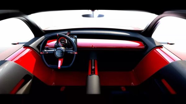 Интериорът е минималистичен: плосък волан, кръгло дигитално арматурно табло и липса на интегрирана медийна система - вместо това се използва смартфон. Забавните функции включват асистент с  изкуствен интелект, способен да "разбира настроението на водача", да препоръчва музика, да предлага съвети и да води приятелски разговор.
