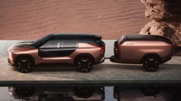 Mitsubishi представи концептуалния Elevance, който ще се превърне в новия Pajero. Това е plug-in хибриден SUV с три реда седалки, просторен интериор и кемпер. Той съчетава характеристики на Pajero Sport с футуристичен дизайн, включващ врати без рамки.
