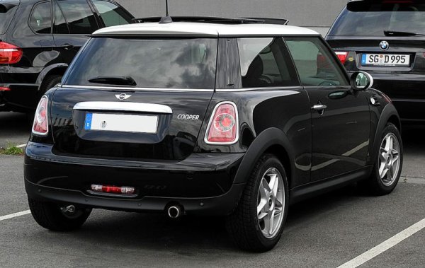 Среден пробег: 105,000 км
Първото поколение на възроденото Mini създаваше доста ядове на собствениците си, основно при версиите с двигатели от Chrysler и PSA. Но към края на второто поколение надеждността на британското автомобилче се е подобрила значително. Единствената област, в която 10-годишният хеч системно създава проблеми, е загубата на масло. 
