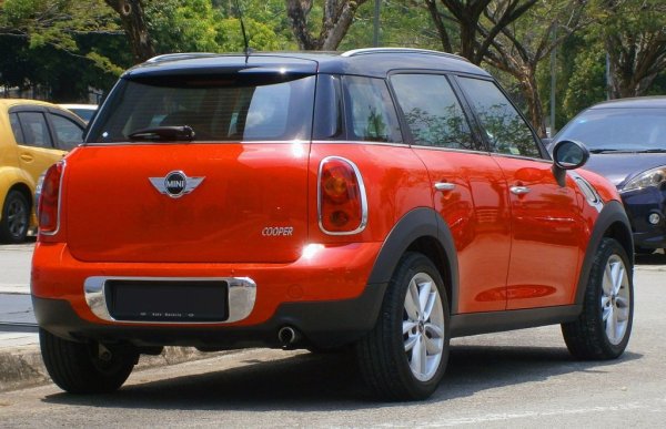 Среден пробег: 109,000 км
Първото поколение на "голямото" MINI всъщност се произвеждаше не от BMW, а по поръчка в завода на Magna Steyr в Грац. Дори и наличието в гамата на злополучния 1.6-литров турбомотор Prince, съвместна разработка с Peugeot, не успява да влоши резултатите на модела. По всички показатели 10-годишният Countryman е в зелената зона, ако не се смята повишената консумация на масло (отново заслуга на Prince).
