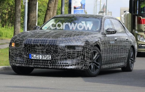 След като баварците представиха официално i4 и iX, сега им предстои да пренесат чисто електрическото задвижване и при най-луксозния си седан. Бъдещото i7 ще е почти близнак на бензиновата Седма серия, и ще има обхват от около 620 км с едно зареждане. Още не е потвърдено официално, но изпитанията вървят с пълна сила. 
