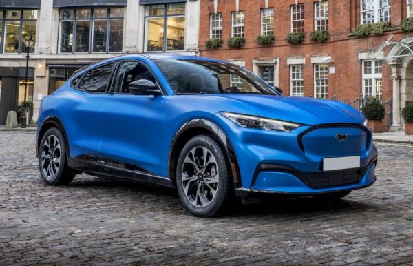 Този автомобил носи името Mustang, но извън него няма нищо общо с легендарната спортна машина. Mach-e трябва да е фордовският отговор на Tesla Model Y, с максимален обхват от 600 км с едно зареждане. Има версии със задно предаване и с 4х4, а през 2022 ще се появи и GT вариант, способен на 0-100 км/ч за под четири секунди. 
