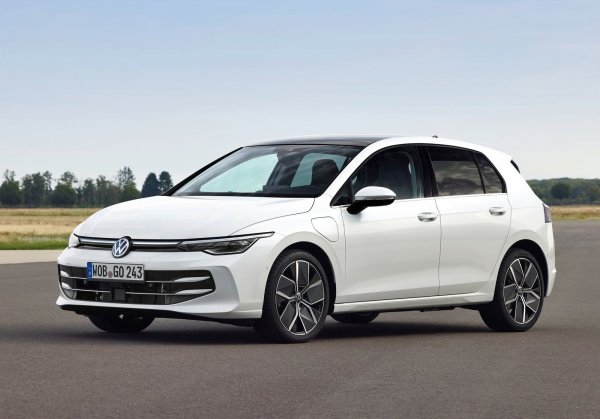 Голямото завръщане на Golf след лидерите по продажли на Стария континент е факт, като това се дължи на излизането на пазара на обновената версия на модела. Тя получи редица подобрения и резултатът е факт - ръст от 49,9%.
