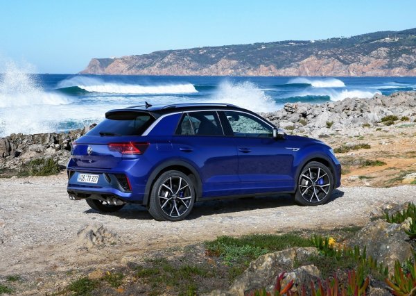 Доскоро това беше най-популярният модел на Volkswagen на европейските пазари, но сега той отстъпва позиции, при това сериозно. През януари T-Roc отчита с 4183 по-малко продадени бройки, което означава спад от 23,2%.
