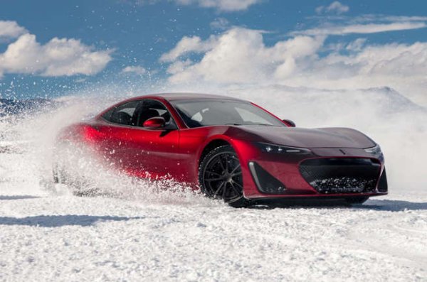 Описан е от самите  Drako като “най-мощният GT автомобил, правен някога”! Четирите мотора гарантират 1200 коня и максимална скорост от над 330 км/ч. При това го прави с четирима пасажери!
 
Мощността идва от 90kWh батерия, разположена ниско долу в шасито за постигане на по-нисък център на тежестта.

Американската фирма използва последната технология, като например компютърно изчисление на подаваната скорост към всяко колело, която отчита промените до 1000 пъти в секунда! Но пък на пазара ще бъдат пуснати само 25 модела, така че малцина ще могат да проверят дали обещанията се спазват.
