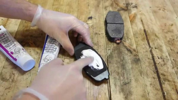 Върху спирачните компоненти не трябва да се поставя масло или грес. Единственият смазочен продукт, който може да бъде поставян на правилните места на спирачната система, е медна паста. Тя гарантира, че движещите се части на системата ще бъдат в контакт чисто и без скърцане.
Накладките се покриват с подобна паста от задната им страна, преди да бъдат монтирани на апарата. Спирачният апарат също може да получи малко от тази паста.
Важно: тази дейност не е тип „направи си сам“, тъй като има отношение към безопасността и съответно ще спрем със съветите дотук. При нужда посетете специализиран сервиз.
