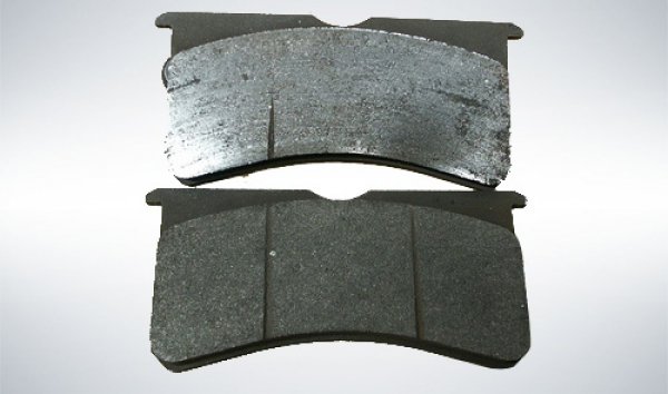 Скърцане от спирачките възниква и при масивно прегряване при продължително пълно натискане или дълго задържане на педала. При подобни действия спирачните дискове или накладките могат да се „гланцират“. Образува се вид стъклено покритие, чиято степен на триене клони към нулата.
В най-лошия случай спирачните дискове могат да се деформират, при което накладките вече няма да пасват точно. Още по-неприятно от скърцането е, че спирачната сила спада драматично.
