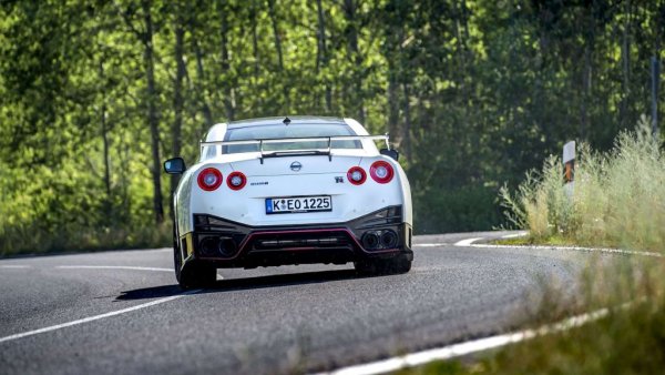 Навремето някои пуритани отхвърляха този автомобил като твърде технологичен - една Playstation играчка, пренесена в реалния живот. Парадоксалното е, че днес GT-R има точно обратната репутация - на един от последните образци на доброто старо механично инженерство. Показателно е, че по време на удивително дългия живот на този модел конкурентното Porsche 911 мина през три различни поколения, без да броим фейслифтовете. 
