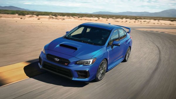 Честно казано, европейските оферти на Subaru в момента, изцяло хибридизирани с цел понижаване на емисиите, малко напомнят за времената, когато тези коли с крещящо позлатени ауспуси и джанти правеха чудеса в ръцете на Колин Макрей. Но ако вместо това отворите американския сайт на марката, ще се върнете в блаженото време, когато Impreza се продаваше с 4-цилиндров боксер с турбо, голям спойлер отзад и отвор на капака. Даже и в Япония това е вече минало, но Америка си остава последната крепост на класическия бензинов маниак. 
