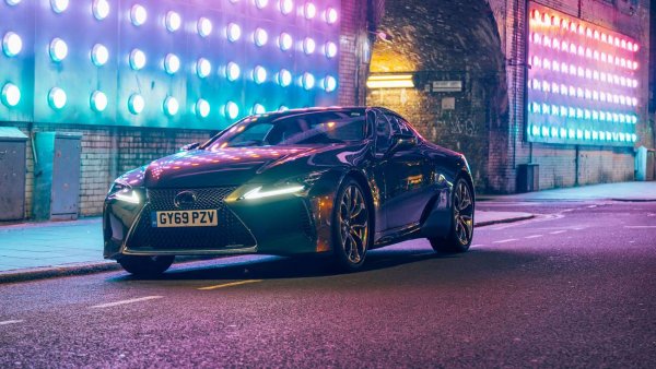 Дизайнът на Lexus в наши дни си има почитатели и врагове. Но поне не може да се отрече, че е различен. Докато повечето съвременни коли изглеждат като проектирани на компютър или, в по-лошия случай, с ксерокс, LC по-скоро създава усещането, че някой е грабнал самурайския меч и го е оформил с няколко юнашки замаха. Което е добра промяна след десетилетията, в които тази марка се опитваше едновременно да угоди на американските и на европейските вкусове, създавайки в резултат удивително безлични автомобили. 
Днес това е начин да се отличавате от тълпата - особено ако се спрете на LC500 с неговия старомоден, неустоим V8 двигател. 
