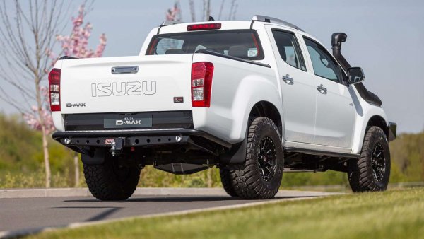 По хълмистите ферми на Англия, където някога господстваше Land Rover Defender, днес можете да видите само D-Max. И, честно казано, едва ли някой може да упрекне фермерите за това. Японският пикап не е скъп, не привлича излишно внимание, корав е като чифт стари ботуши и спокойно може да изживее целия си живот, без да види автомивка. D-Max печели доста награди в 4х4 средите, а последното поколение предлага и доста прилично ниво на удобства. 
