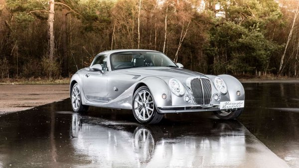 Това е последният бастион на японската автомобилна чудатост. Компанията Mitsuoka е известна най-вече с миниатюризираните си и с причудливи пропорции версии на европейски класики като Jaguar, Rolls-Royce и Bentley. Но прави и други неща - примерно спортен роудстър, базиран технологично върху Mazda MX-5, но с дизайна на класическия Corvette Stingray. 
Mitsuoka Roadster, предлаган на някои европейски пазари, е малко по-конвенционален на вид, и също е базиран върху MX-5. Това е начинът да имате стила на стария Jaguar XK120, но без фантастичната му цена и още по-фантастичните ядове с поддръжката.
