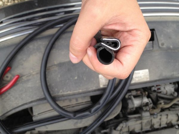 Влагата попада в салона на автомобила през пукнатини в уплътненията, а резултатът е поява на петна по седалките и тапицерията на тавана. Трябва да се помни, че гумените уплътнения на вратите бързо излизат от строя, тъй като се късат и деформират. Затова трябва да бъдат проверени и сменени при нужда, още повече че това не е сложно - проблемът се открива с оглеждане, а за замяната не е нужен специалист. Все пак, ако не сте уверени в способностите си, потърсете помощ от сервиз.