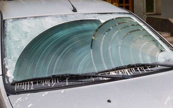 Заради безопасността на всички в автомобила, а и на останалите на пътя, челното стъкло винаги трябва да бъде чисто. През есента обаче времето се разваля и тогава се появяват и проблемите. Честите дъждове, съчетани с калната киша от пътя, образуват слой мръсотия на стъклото пред шофьора, като чистачките не успяват да се справят. Затова тяхното състояние трябва да бъде проверено.

Чистачките задължително трябва да бъдат прилепени към стъклото, а също така и да не оставят следи по повърхността след работата си. Оптималният вариант е да почистват всичко само с едно преминаване. Ако след третото и четвъртото преминаване остават следи по стъклото, то явно чистачките са за смяна. Важно е да се знае, че се сменят и двете, не само едната, тъй като видимостта трябва да бъде еднаква във всички участъци на стъклото.