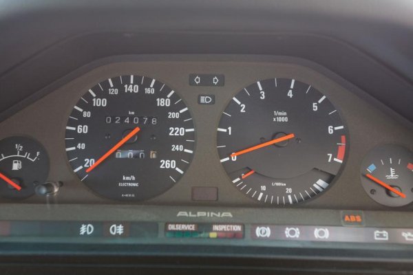 Сътрудничеството между двата бранда се вижда на пръв поглед. Автомобилът, който се предлага само като купе е с "фирменото облекло" на BMW M Sport, но пък джантите са на Alpina. В салона пък има седалки Recaro и приборен панел с надпис Alpina.