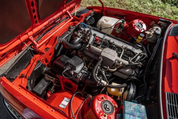 Под капака на купето е поставен 3,2-литров редови мотор с 6 цилиндъра и инжектори Bosch с мощност 197 конски сили и 295 Нм въртящ момент. Двигателят е проектиран за по-големи модели и едвам се вмества в Е30. Затова за него е проектиран нов радиатор, но се появява друг проблем. Заради размерите на мотора купувачът на 333i трябва да избира между хидроусилвател на волана и климатик, тъй като тези два опции не могат да се поберат заедно. Изборът тук е лесен, тъй като в ЮАР е много топло, клиентите избират климатик.

На модификациите на пета, шеста и седма серия работният обем на мотора може да достигне до 3,5 литра, но в случая инженерите се ограничават до 3,2 литра. Причината е, че няма как африканската машина, която на всичко отгоре не е и "емка", да бъде по-бърза и по-мощна от реалното M. Освен това, по-малкият мотор позволява поставяне на турбокомпресор.