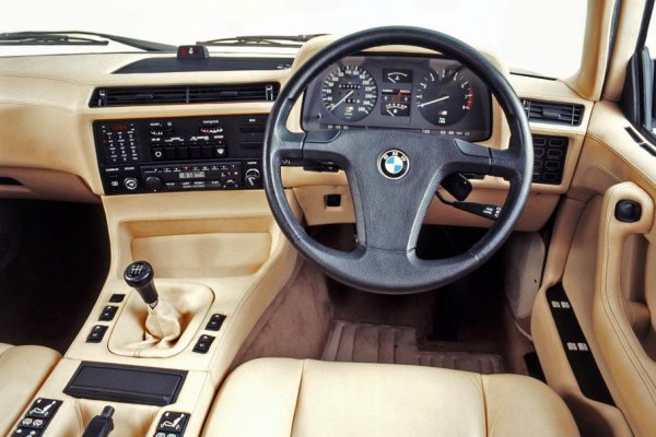 Това важи и за версията за Южна Африка, която обаче е променена. Заради разположението на турбото моторът M102 не може да бъде поставен на 7-Series с дясно разположение на двигателя, педалите и скоростната кутия. Инженерите на BMW дълго време мислят как да решат проблема и накрая го правят радикално - просто сменят мотора. Под капака е поставен 24-клапанов двигател М88 - същият, който е използван за BMW M1 и BMW M5 (поколение Е28). Това на практика означава, че южноафриканската 745i е това M7, което BMW така и не се осмелява да направи