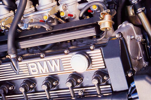 Както при M5, 3,5-литровият 6-цилиндров мотор развива 286 конски сили и 340 Нм. Предлага се с 5-степенна механична скоростна кутия Getrag или автомат с 4 предавки, а сред другите особености са джантите BBS Mahle и богатото базово оборудване.