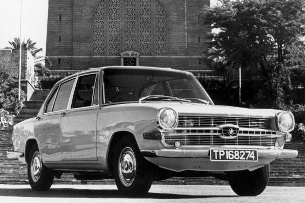 В средата на 60-те години компанията BMW придобива загиващата германска фирма Glas. Това е причината за появата на купето Glas 3000, което е един от малкото малкото модели на BMW, които се продават без решетка тип "ноздри". Освен гран турърът с 8-цилиндров двигател компанията придобива и компактния седан Glas 1700.