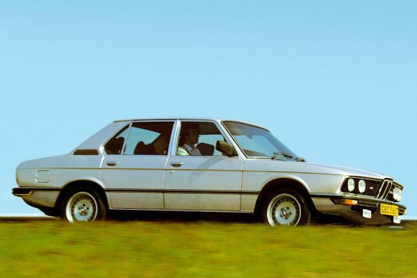 От 1982 година заводът в Рослин започва да произвежда хибрид на пета серия. Но не "хибрид" в сегашния смисъл на думата, а хибрид на каросерията. На външен вид автомобилът представлява 5-Series (поколение E12), окачването му също е от този модел. Двигателите, скоростната кутия, салонът и предлаганите опции обаче са взети от по-модерната E28. Повечето от тези хибриди са от модела M535i, от който са произведени 1416 бройки.