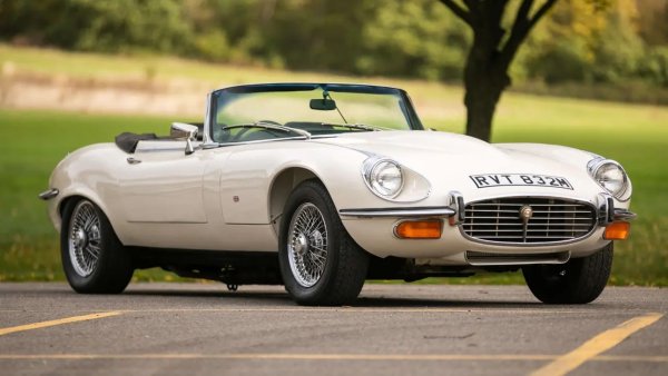 Сред вълната от електрифицирани E-Type все още съществуват V12 екземпляри – някои с до 400 к.с. – но бъдете предупредени: E-Type не е точно най-надеждният автомобил в света. Но пък е един от най-красивите.