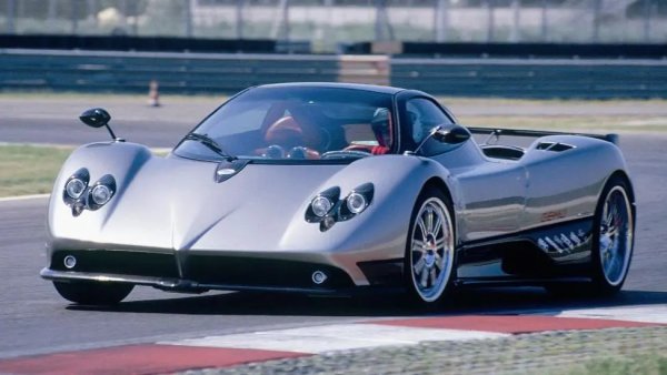 Въпреки че Zonda C12 даде тласък на визията на Хорацио Пагани, Zonda F беше първата истинска тежка категория; кулминацията на години опити и грешки, събрани заедно. Тук емблематичният AMG V12 на F беше напомпан до 641 к.с.