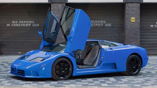 Ако Veyron е Тиери Анри в автомобилния свят, EB110 е неговият Арсен Венгер; той положи основите на възръждането на може би най-ексклузивната автомобилна марка. EB110 все още е изключително бърз според днешните стандарти, с неговия 3,5-литров V12, който го изстрелва до 100 за малко над три секунди и се изтощава едва при 350 км/ч.