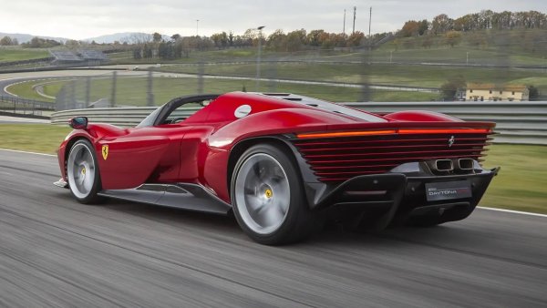 Съжаляваме, LaFerrari, това място трябва да бъде запазено за Daytona SP3, като се има предвид, че този автомобил има същото сценично присъствие, но без хибридна помощ. Той също така бележи завръщане към корените за Ferrari - кулминацията на дълга серия от автомобили със средно разположени двигатели, задвижвани само с вътрешно горене.