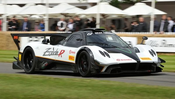 Есенцията на това, което може да бъде Zonda за писта. Произведеният от Mercedes V12 двигател в Zonda R също е модифициран до такава степен, че вече нарушава звуковите ограничения за повечето трасета - и това ни харесва. Това много ни харесва. Казахме, че това МНОГО НИ ХАРЕСВА. 