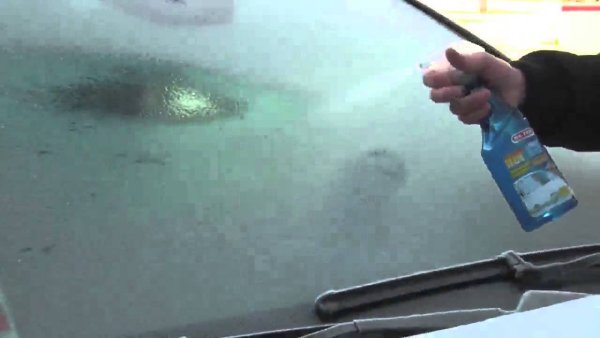 Размразителят на стъклото няма да бъде излишен в багажника на колата през зимата. С негова помощ можете да премахнете не само заледяването, но и да се справите с чистачките, замръзнали на предното стъкло без да ги повредите. След пръскане на течността от това "лекарство" върху замръзнала повърхност, ледът се разтваря сам след известно време.
