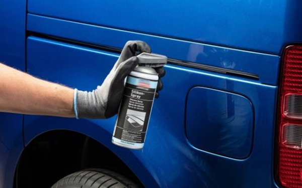 След измиване на колата през зимата има голяма вероятност от замръзване на уплътненията на вратите и багажника. Ето защо в такива случаи е препоръчително да използвате смазка за уплътнения. Препоръчва се да се използва като превантивна мярка, тъй като стопената вода от покрива може да попадне в уплътненията. Върху гумата трябва да се нанесе универсален силиконов спрей . Това ще предпази от замръзване, дори и ако влагата попадне в контактната точка на двата материала.
