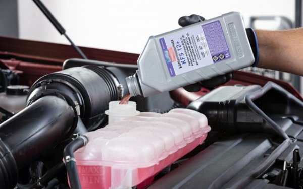 Охладителната система на автомобила най-често се поврежда през зимата. Именно неговите компоненти изпитват най-значителните температурни промени и оттам - поява на скрити неизправности, като разширяване на микро пукнатини в тръбите и др. Поради това е препоръчително редовно да проверявате двигателя и неговите системи за откриване на очевидни течове на охлаждаща течност. 

Важен показател за състоянието на охладителната система е нивото на антифриз - като го наблюдавате постоянно, можете да получите представа за липсата или наличието на проблеми. Висококачественият антифриз , базиран на високоефективен пакет от антикорозионни добавки, удължава експлоатационния живот на частите и намалява вероятността от повреда на двигателя в суровия зимен сезон.
