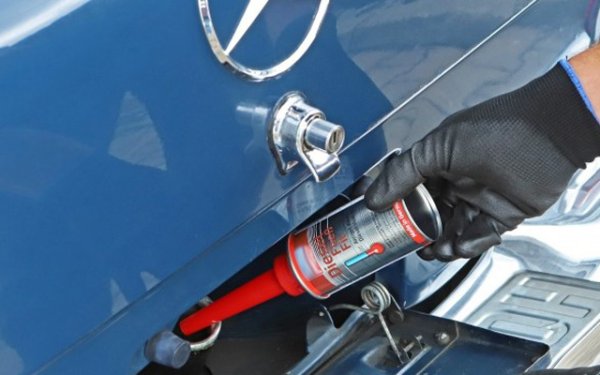 Опитните дизелови шофьори знаят, че през есенния и зимния период трябва да следите прогнозата за времето. В крайна сметка, краткотрайни студове, особено през нощта, могат да се случат, когато все още няма зимно гориво на бензиностанцията. За да бъде безпроблемно сутрешното стартиране на двигателя, е необходимо предния ден да се използва добавка против замръзване на дизела. Този антигел предотвратява растежа на парафинови кристали в дизеловото гориво при ниски температури, горивният филтър и горивопроводите не са запушват.