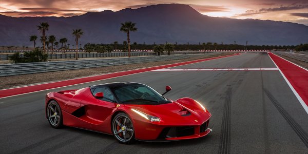 Италианските автомобили са разработени за екстремно каране, като това се отнася дори за суперкола с хибридно задвижване. Неговият 6,3-литров V12 двигател работи с електрически мотор и литиево-йонни батерии. Сумарната мощност на агрегата е 950 к.с., като скоростната кутия е 7-степенна роботизирана с два съединителя.

Ускорението от 0 до 100 км/ч отнема 3 секунди, а максималната скорост е 350 км/ч. В основата на автомобила е монокок от композитни материали, за чието създаване са използвани технологии от Формула 1.