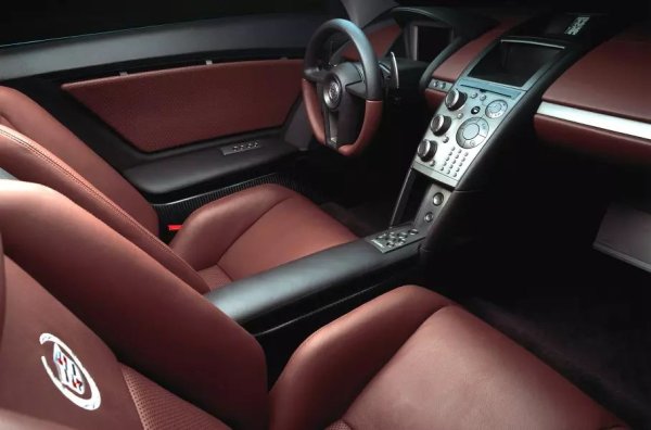 Cien е изграден върху монокок и се задвижва от V12 двигател Northstar с обем 7,5 литра (плюс директно впръскване и система за деактивиране на някои цилиндри при ниски натоварвания), който развива 750 к.с. и работи в тандем с шестстепенна роботизирана скоростна кутия. 

Удивително е от какъв автомобил General Motors лишава феновете на Cadillac и суперколите. Това не е изолиран случай. Chrysler също подготвяше свой суперавтомобил с двигател по средата.
