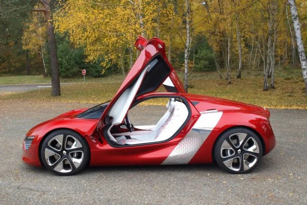 Природата на Renault е многостранна и разнообразна - портфолиото на марката е смесица от масово произвеждани малки автомобили, кросоувъри, RS хот хечове с образцови маниери и уникални чудовища със средно разположен двигател като 5 Turbo и Clio V6. Експерименталният електромобил DeZir, с двигател, разположен зад салона, би се вписал идеално тук.
