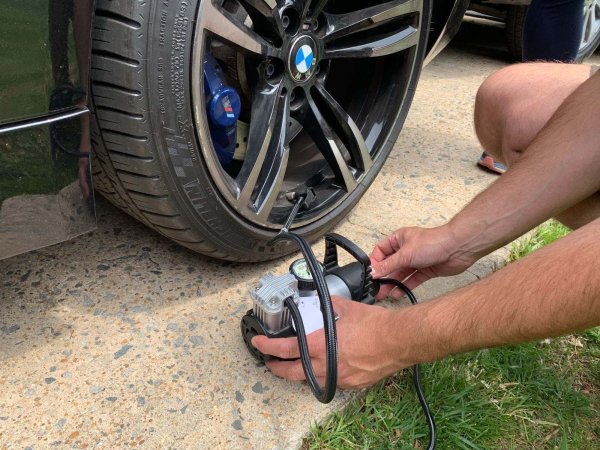 Мнозина шофьори пренебрегват редовната проверка на гумите си, което е грешка. Правилното налягане в тях също влияе на разхода на гориво, то не трябва да е по-високо или по-ниско от нормалното. Освен това колко трябва да напомпате гумите зависи от натоварването на автомобила. Ако пътувате с багаж и 4 пътника, тогава трябва да надуете до максималните препоръчителни стойности. 