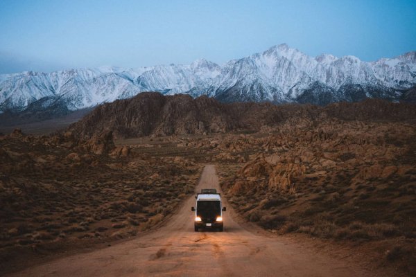 Постоянните спирания и ускорения са основните виновници за разхода на гориво. Опитайте се да погледнете напред, за да видите предварително какъв сигнал свети на светофара. Така по-лесно ще изчислите дали ще ускорите или ще намалите скоростта, за да не спрете на светофара. 

Изкачването нагоре също ще изисква повече гориво, но тук можете да опитате да ускорите леко предварително, като намалите скоростта точно преди изкачването. Допълнителната инерция ще помогне на автомобила да преодолее наклона с минимален разход на гориво. 