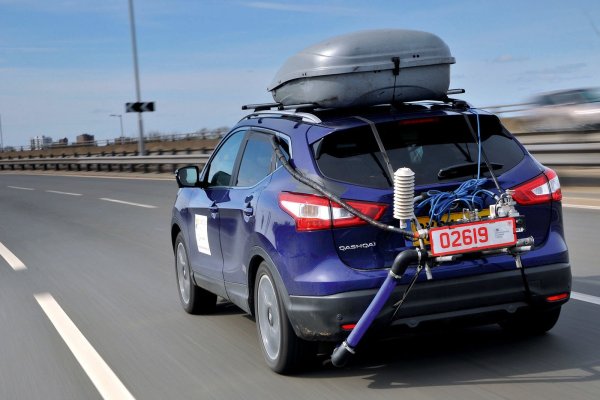 Използвайте допълнителния багажник на покрива, само когато наистина имате нужда от него. Постоянното каране с него увеличава въздушното съпротивление, от което нараства и разходът на гориво. 

Според изчисленията на независимата организация Energy Savings Foundation, при скорост от 120 км/ч багажникът увеличава съпротивлението 39%, докато ако на покрива останат само релсите за закрепване, този показател е едва 16%.