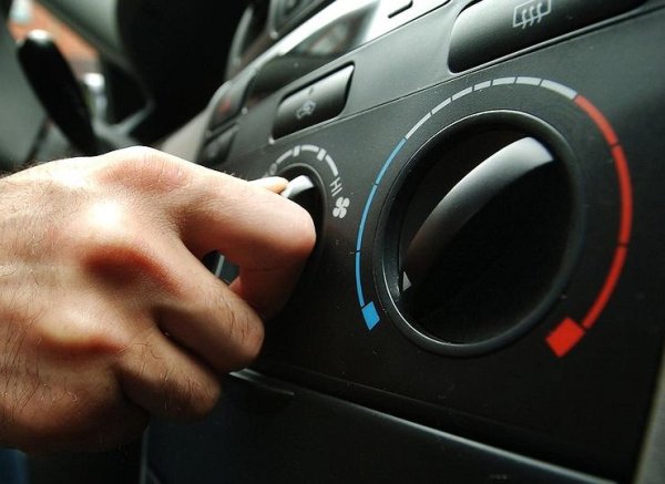 Климатикът може да бъде ненаситен, така че ако искате да спестите пари, е по-добре да го изключите. Факт е, че този функция е много полезна в студено или горещо време, тъй като благодарение на нея шофьорът и пътниците се чувстват комфортно в автомобила. При възможност обаче не я използвайте, тъй като тя също увеличава разхода на гориво.