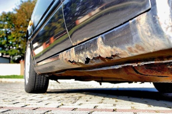 Появата на ръжда по автомобила е въпрос на време. Колкото и внимателно да се грижите за него и да използвате специални покрития, рано или късно ще се появи огнище на корозия. Първо по праговете, калниците и вратите, а след това и на други места. Дори навреме да почистите и обработите засегнатите места, това не гарантира решение. Гниенето може да продължи, ако в колата има огнища на корозия, които не сте видели и унищожили.

Особено опасно е, ако ръждата засегне силовите агрегати и части. Тя ще расте, което ще доведе до разрушаване на метала и отслабване твърдостта на конструкцията на автомобила, увеличавайки риска от инцидент на пътя. Освен това, ръждясалите елементи ще доведат до това други части на колата да работят по-лошо. Окачването, скоростната кутия и двигателят ще бъдат подложени на голямо натоварване, което ще ускори износването им. Поради това експертите съветват шофьорите сами да проверяват по-често за огнища на ръжда. Така може да забавят посещението в сервиза колкото е възможно по-дълго време.

