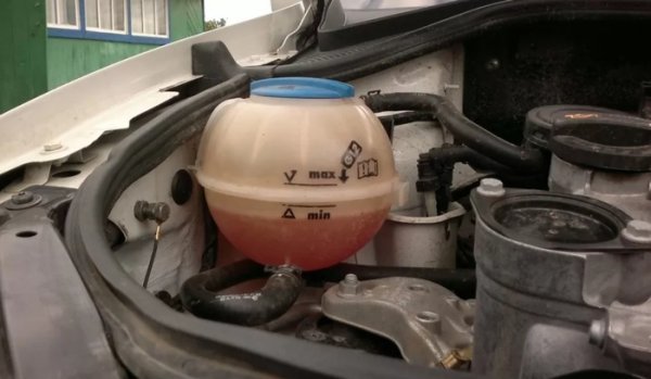 Някои шофьори са много небрежни към поддържане необходимото ниво на работните течности. Казват, че няма да се случи нищо лошо, ако има по-малко антифриз или масло - ще долеят, когато решат. Тези течности обаче изпълняват основни функции: почистват, смазват, охлаждат и предпазват компонентите от преждевременно износване. Тоест, осигуряват нормалното състояние на системите, компонентите и частите на автомобила. Без тях е невъзможна безпроблемната работа на двигателя, спирачките и трансмисията.

Липсата на течности води до сериозни повреди на критични компоненти и необходимост от скъпи ремонти. Например, една по-стара кола или такава, която се експлоатира по-сериозно може да има нужда от повече двигателно масло. Ако не се допълва навреме, моторът редовно ще прегрява, което бързо ще доведе до повреда. Не си струва пестенето и на спирачна течност, тъй като това ще доведе до повреда в спирачната система, което е пряка заплаха за сигурността.
